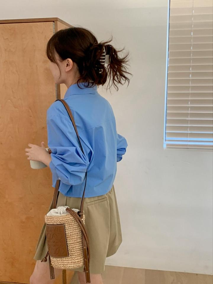 サイドボタンクロップドシャツ・p004358 レディース 【bl】シャツ トップス 長袖 単色 無地 シンプル ベーシック クロップド丈 カジュアル ラフ デイリー かわいい 可愛い 爽やか 春 秋 韓国ファッション MKT