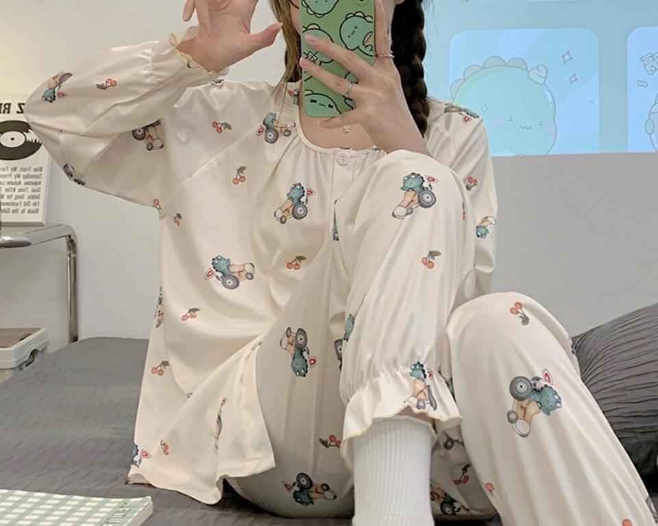 ダイナソープリントパジャマSET・p004331 レディース 【uw】パジャマ セット 2点 トップス Tシャツ 長袖 柄 模様 キャラクター パンツ ロング丈 部屋着 ナイトウェア ルームウェア 秋 冬 かわいい 可愛い キュート ラブリー 韓国ファッション MKT