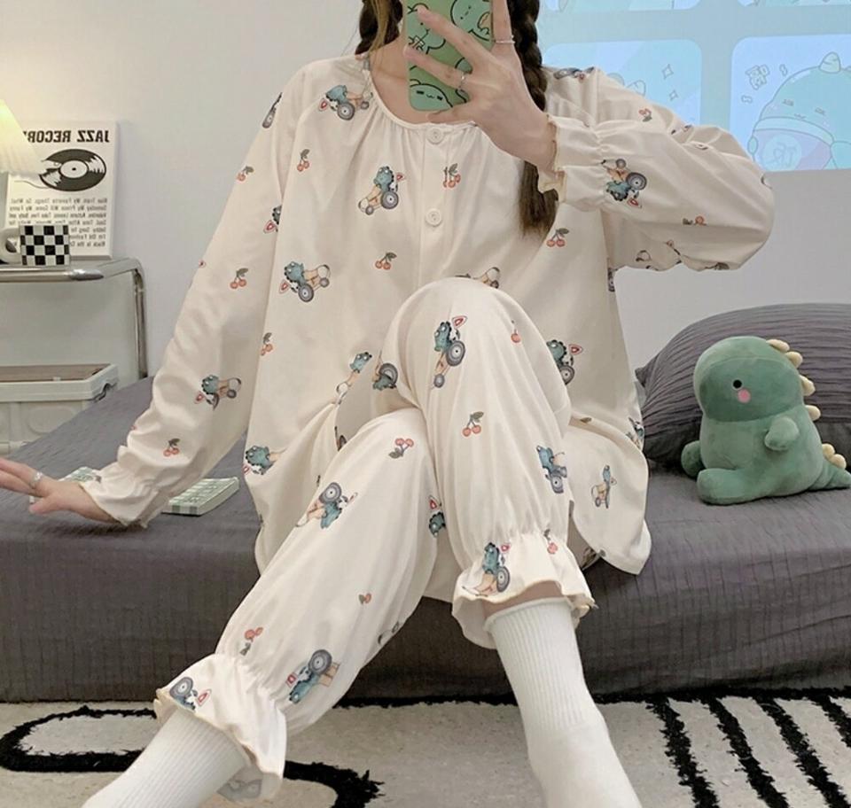ダイナソープリントパジャマSET・p004331 レディース 【uw】パジャマ セット 2点 トップス Tシャツ 長袖 柄 模様 キャラクター パンツ ロング丈 部屋着 ナイトウェア ルームウェア 秋 冬 かわいい 可愛い キュート ラブリー 韓国ファッション MKT