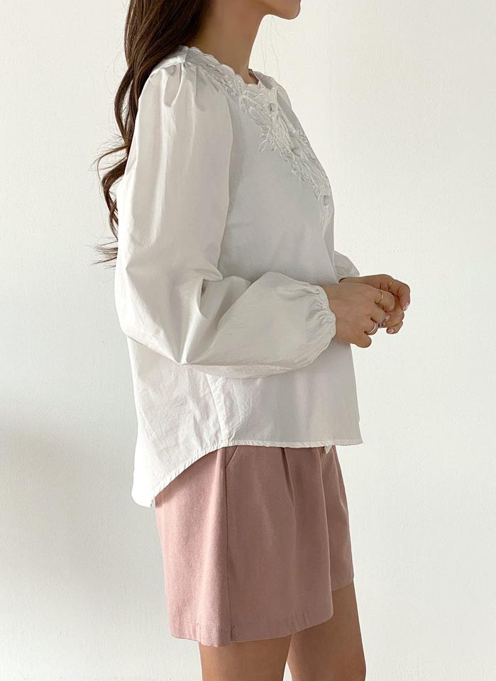刺繍くるみボタンブラウス・b00616 レディース 【bl】 韓国ファッション トップス ブラウス 刺繍 くるみ ボタン コットン ラウンドネック スカラップ パフ 長袖 ギャザー ラウンド ヘム 大人 清楚 上品 お出かけ お呼ばれ カジュアル