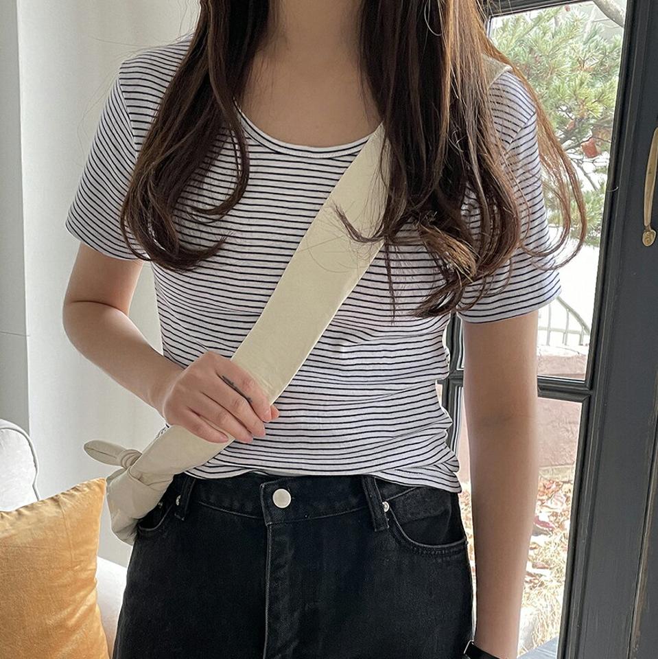 Uネックボーダー半袖Tシャツ・p004236 レディース 【tops】トップス Tシャツ 半袖 柄 模様 総柄 ボーダー Uネック 鎖骨 デコルテ モノトーン 春 夏 カジュアル ラフ デイリー 韓国ファッション MKT