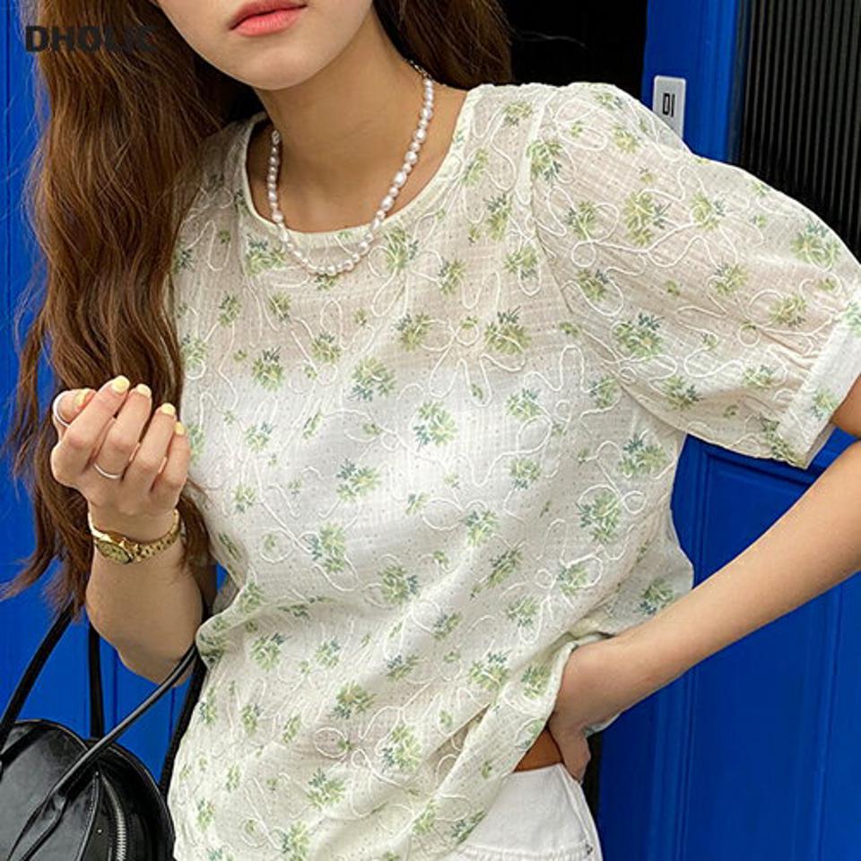 花柄シアーパフブラウス・r72126 レディース 【bl】 韓国ファッション トップス ブラウス ラウンドネック 半袖 クロップド パフスリーブ 花柄 フラワー ナチュラルライン シアー 透け感 大人 ラブリー お出かけ 春 夏 カジュアル