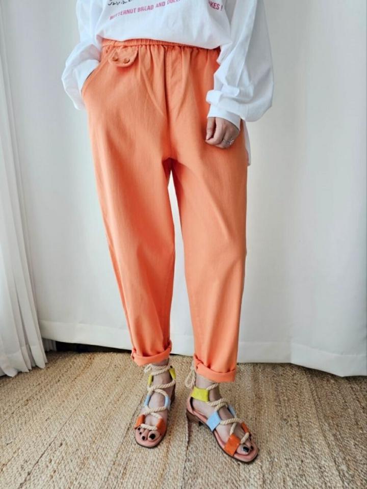 ビビッドフラップテーパードパンツ・p004364 レディース 【pt】パンツ ロング丈 単色 無地 シンプル ベーシック ビビッド フラップ テーパード カラーパンツ ウエストゴム 綿 コットン 春 夏 秋 カジュアル ラフ オレンジ 韓国ファッション MKT
