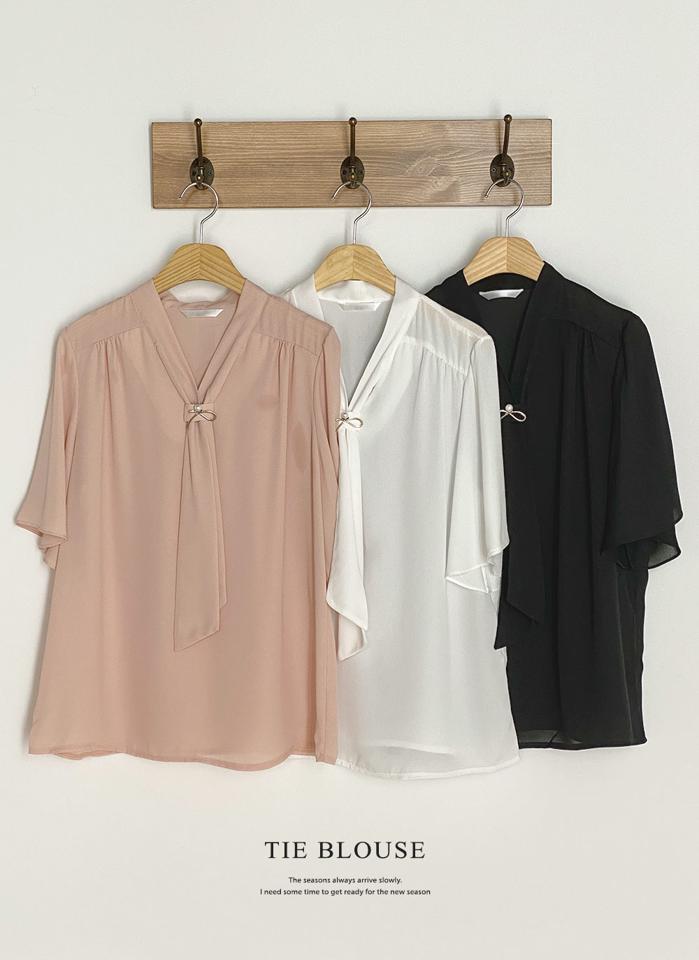 フェイクパールピンリボンブラウス・t01044 レディース 【bl】 韓国ファッション トップス ブラウス リボンネック 半袖 クロップド パール調ピン ギャザー フレアスリーブ 無地 オフィスカジュアル モード フェミニン 春 夏 カジュアル