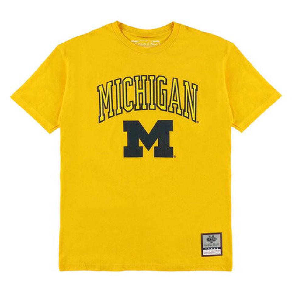 【15%OFFクーポン対象！12/21まで】ミッチェルアンドネス（Mitchell&Ness）（メンズ）半袖Tシャツ メンズ NCAA ARCH LOGO TEE MICHIG BMTRTP21133-UMIGOLD