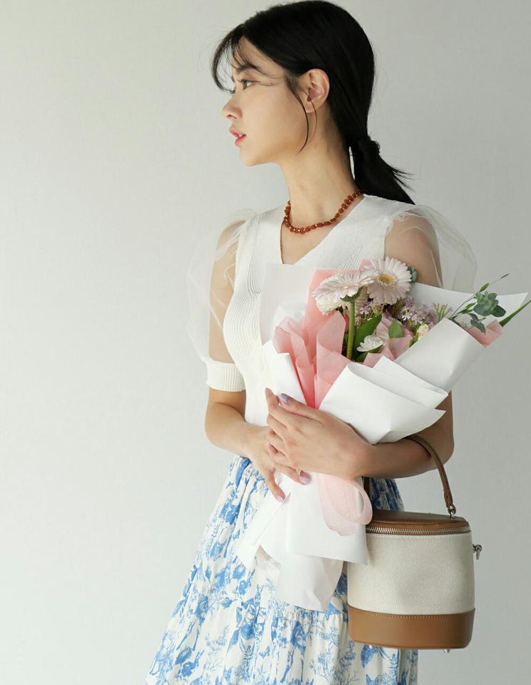 シアースリーブツイストニット・b00632 レディース 【tops】 韓国ファッション トップス ニット Vネック 半袖 パフスリーブ シアー スリーブ クロップド ツイスト リブ スリムフィット ボリューム ガーリー お出かけ 春 夏 カジュアル