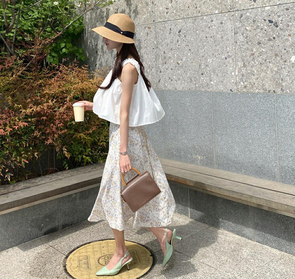 フリルクロップドノースリーブ・t01045 レディース 【tops】 韓国ファッション トップス スクエアネック ノースリーブ フリル クロップド ギャザー ボリューム フレア ゆったり 無地 キュート 大人カジュアル お出かけ 春 夏 カジュアル