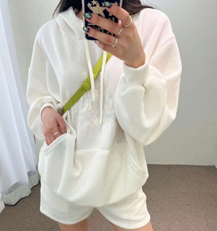 刺繍パーカー&ショートパンツSET・p004750 レディース 【pt】 韓国ファッション セットアップ パーカー フード 長袖 ドロップショルダー ルーズ マフポケット 刺? パンツ ショート丈 ストレート 無地 リブ デイリー 春 秋 カジュアル MKT