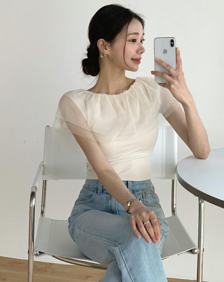 シアーラッフルTシャツ・t00683 レディース 【tops】 韓国ファッション トップス ノースリーブ ワイドネック ラッフルネック ラッフル シアー 透け感 クロップド スリムフィット ボリューム 無地 モード ユニーク 春 夏 カジュアル