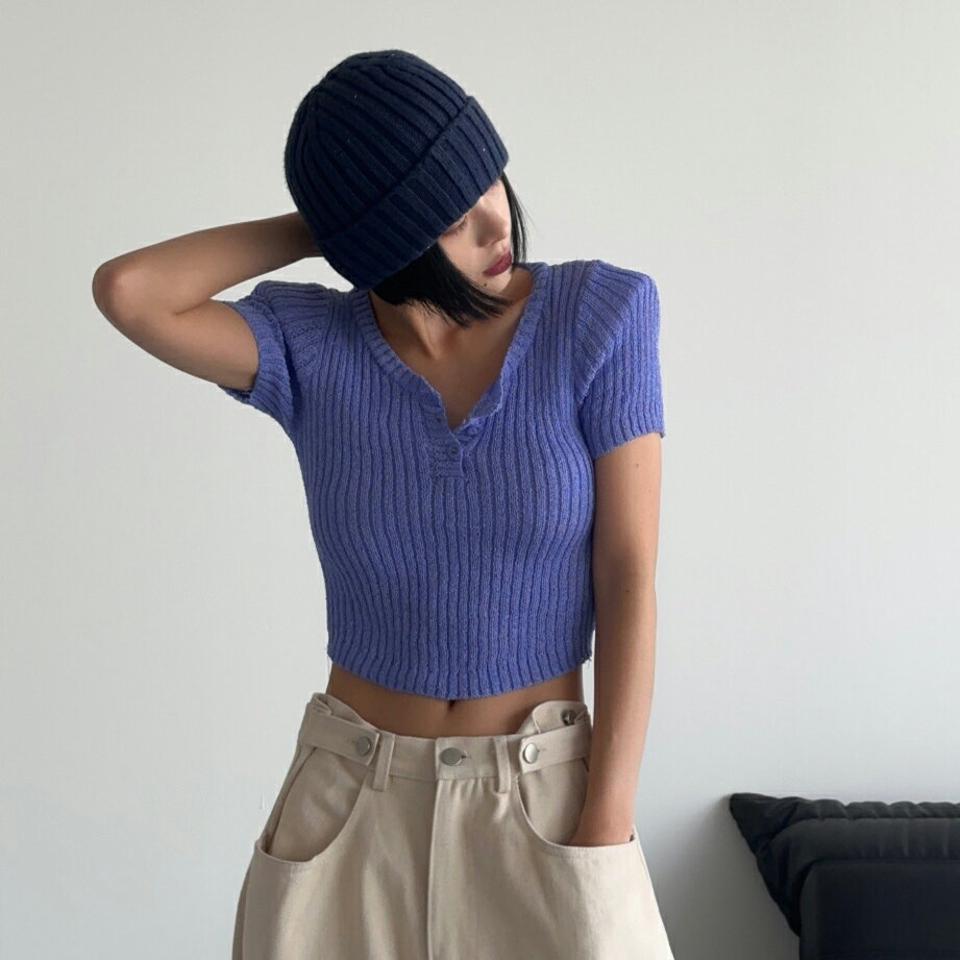 ヘンリーネック半袖リブニット・p004986 レディース 【tops】 韓国ファッション トップス ニット ヘンリーネック 半袖ニット クロップド ショート丈 リブ ボタン スリムフィット タイト 細身 無地 ストリート 大人 春 夏 カジュアル MKT