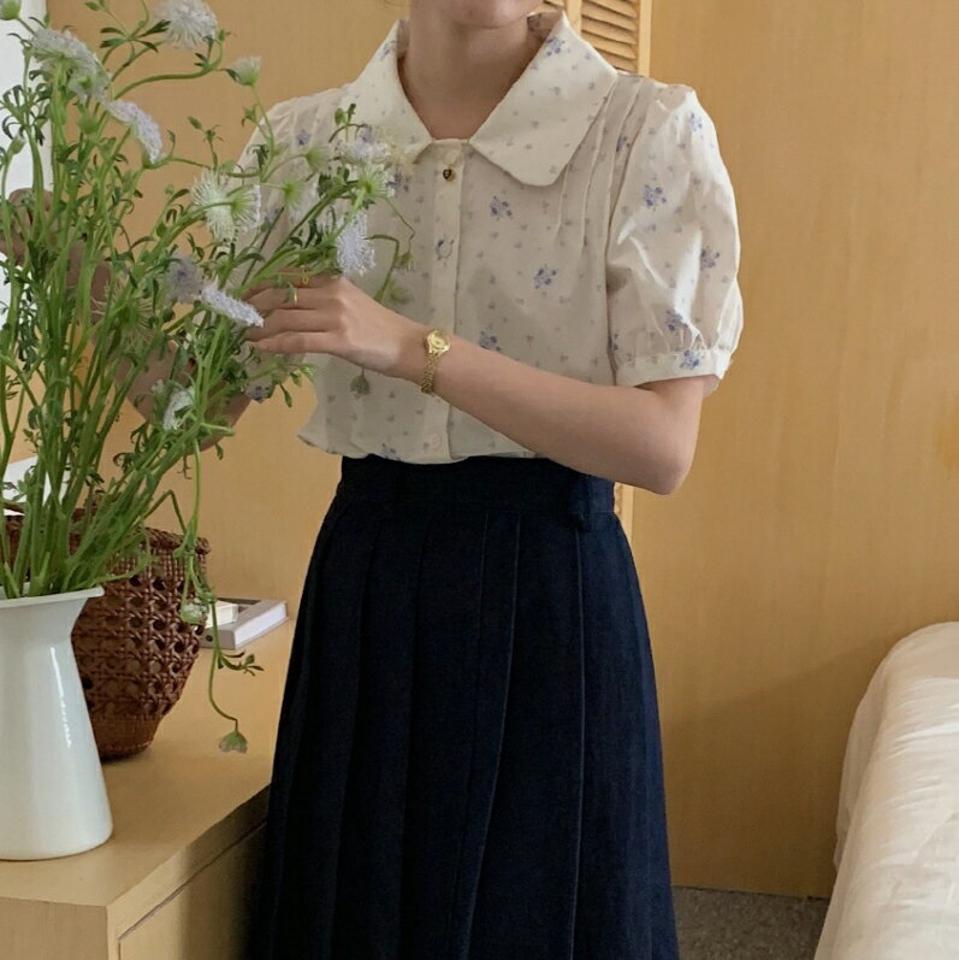 【新作10%OFF】ピンタック花柄パフカラーブラウス・p004969 レディース 【bl】 韓国ファッション トップス ブラウス カラーネック 半袖 パフスリーブ ピンタック 花柄 フラワー ボリューム パール調ボタン シアー ラブリー お出かけ 春 夏 カジュアル MKT