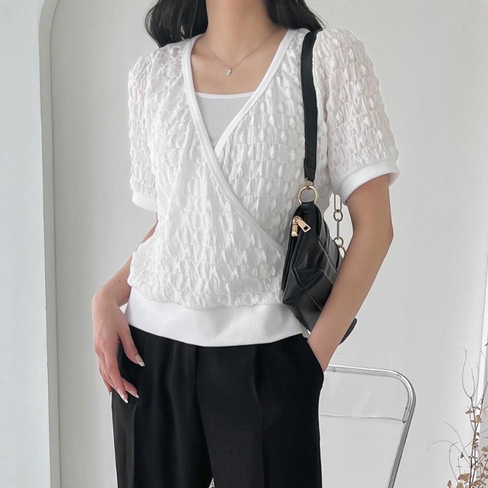カシュクールエンボスブラウス・p004814 レディース 【bl】 韓国ファッション トップス ブラウス Vネック カシュクール 半袖 クロップド ショート丈 エンボス スクエア シアー 大人カジュアル レイヤード 春 夏 カジュアル MKT