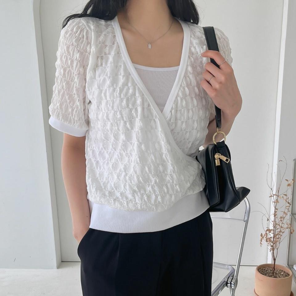 カシュクールエンボスブラウス・p004814 レディース 【bl】 韓国ファッション トップス ブラウス Vネック カシュクール 半袖 クロップド ショート丈 エンボス スクエア シアー 大人カジュアル レイヤード 春 夏 カジュアル MKT