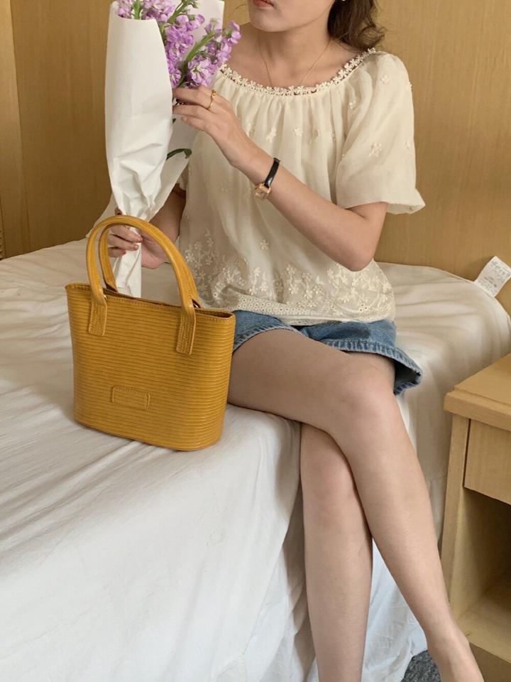 花柄レースパフブラウス・p004959 レディース 【bl】 韓国ファッション トップス ブラウス ボートネック 半袖 パフスリーブ ショート丈 股丈 花柄 フラワー レース ボリューム ギャザー 大人 ガーリー お出かけ 春 夏 カジュアル MKT