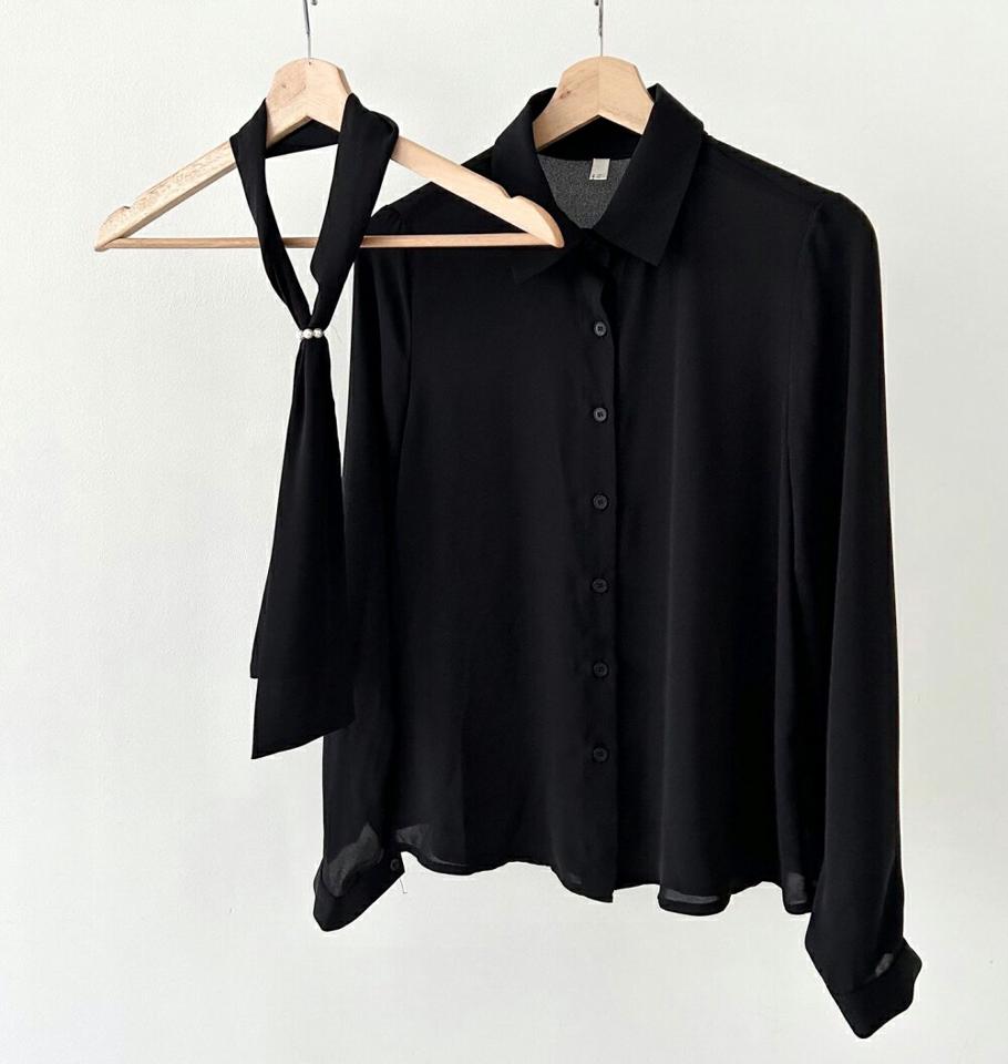 ストラップ付シルキーシャツ・p005194 レディース 【bl】 韓国ファッション トップス シャツ カラーネック 長袖 股丈 ストラップ付 フェイクパール ナチュラルライン シルキー 無地 オフィスカジュアル モード フェミニン 春 夏 カジュアル MKT