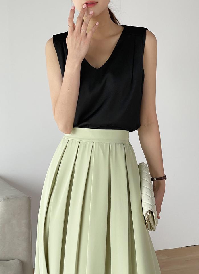 Vネックタックサテンノースリーブ・b00549 レディース 【tops】 韓国ファッション トップス Vネック ノースリーブ 股丈 ミドル丈 タック サテン 光沢 ゆったり ナチュラルライン 無地 モード モノトーン 大人 デイリー 春 夏 カジュアル