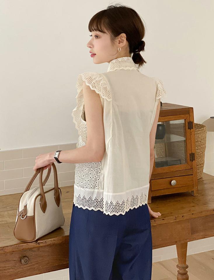 レースフリルカラーノースリーブ・b00765 レディース 【tops】 韓国ファッション トップス カラーネック ノースリーブ フリル 股丈 レース アイレット フロントボタン ナチュラルライン コットン ガーリー 春 夏 カジュアル