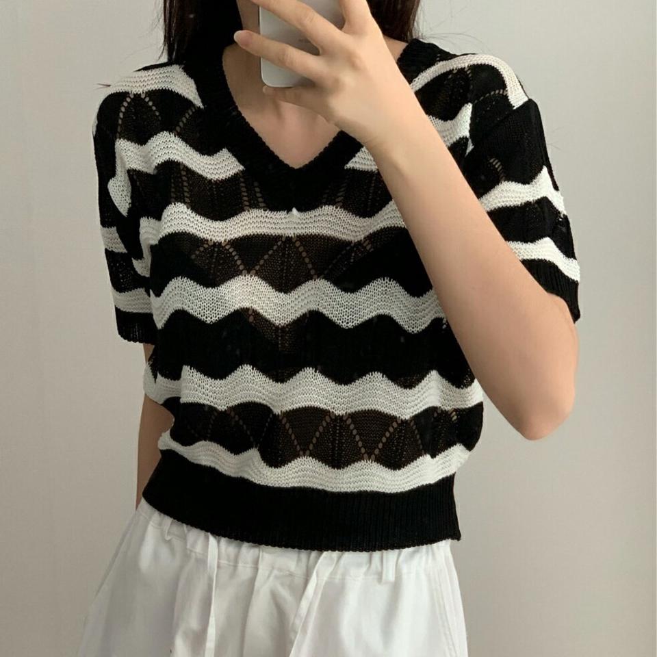 パンチングウェーブ配色ニット・p005252 レディース 【tops】 韓国ファッション トップス ニット Vネック 半袖ブラウス クロップド ショート丈 パンチング ボーダー ウェーブ 配色 細身 シアー ガーリー デイリー 春 夏 カジュアル MKT