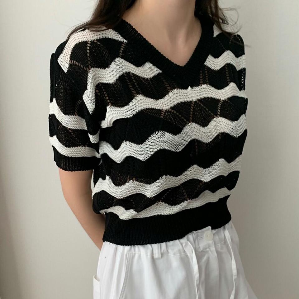 パンチングウェーブ配色ニット・p005252 レディース 【tops】 韓国ファッション トップス ニット Vネック 半袖ブラウス クロップド ショート丈 パンチング ボーダー ウェーブ 配色 細身 シアー ガーリー デイリー 春 夏 カジュアル MKT