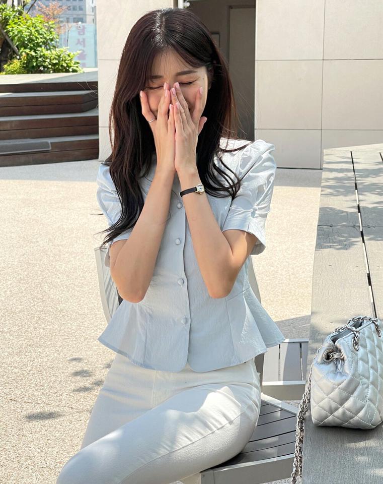 くるみボタンペプラムブラウス・t01180 レディース 【bl】 韓国ファッション トップス ブラウス ラウンドネック 半袖 パフスリーブ クロップド ペプラム くるみボタン スリムフィット フレアヘム 無地 パステル ガーリー 春 夏 カジュアル