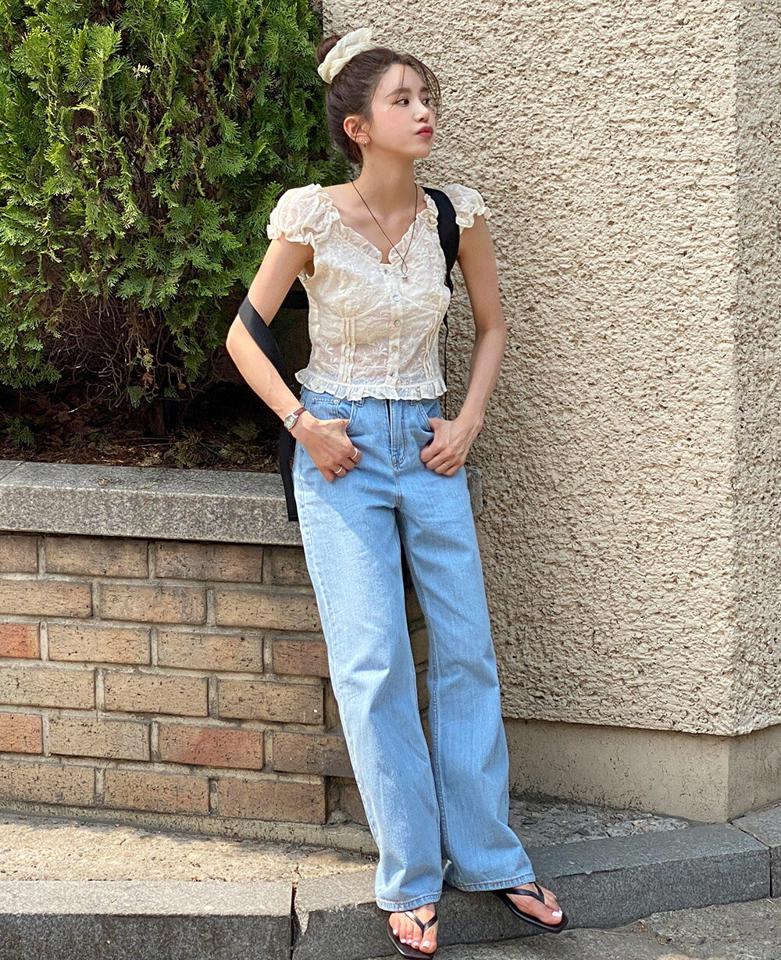 2WAY刺繍シャーリングブラウス・t00595 レディース 【bl】 韓国ファッション トップス ブラウス Vネック 2WAY オフショルダー 半袖 パフスリーブ クロップド 刺? シャーリング スリムフィット フェミニン ガーリー お出かけ 春 夏 カジュアル