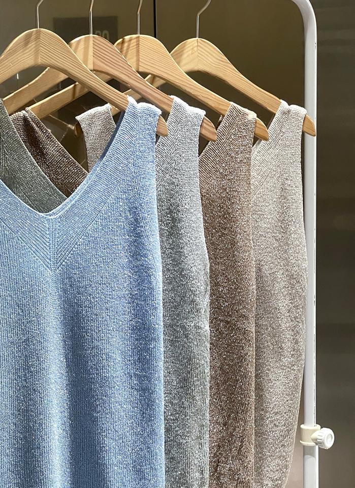 Vネックグリッターノースリーブ・b00892 レディース 【tops】 韓国ファッション トップス Vネック ノースリーブ クロップド ショート丈 グリッター ツヤ スリムフィット アクリル混 無地 ニュートラルトーン ガーリー 春 夏 カジュアル