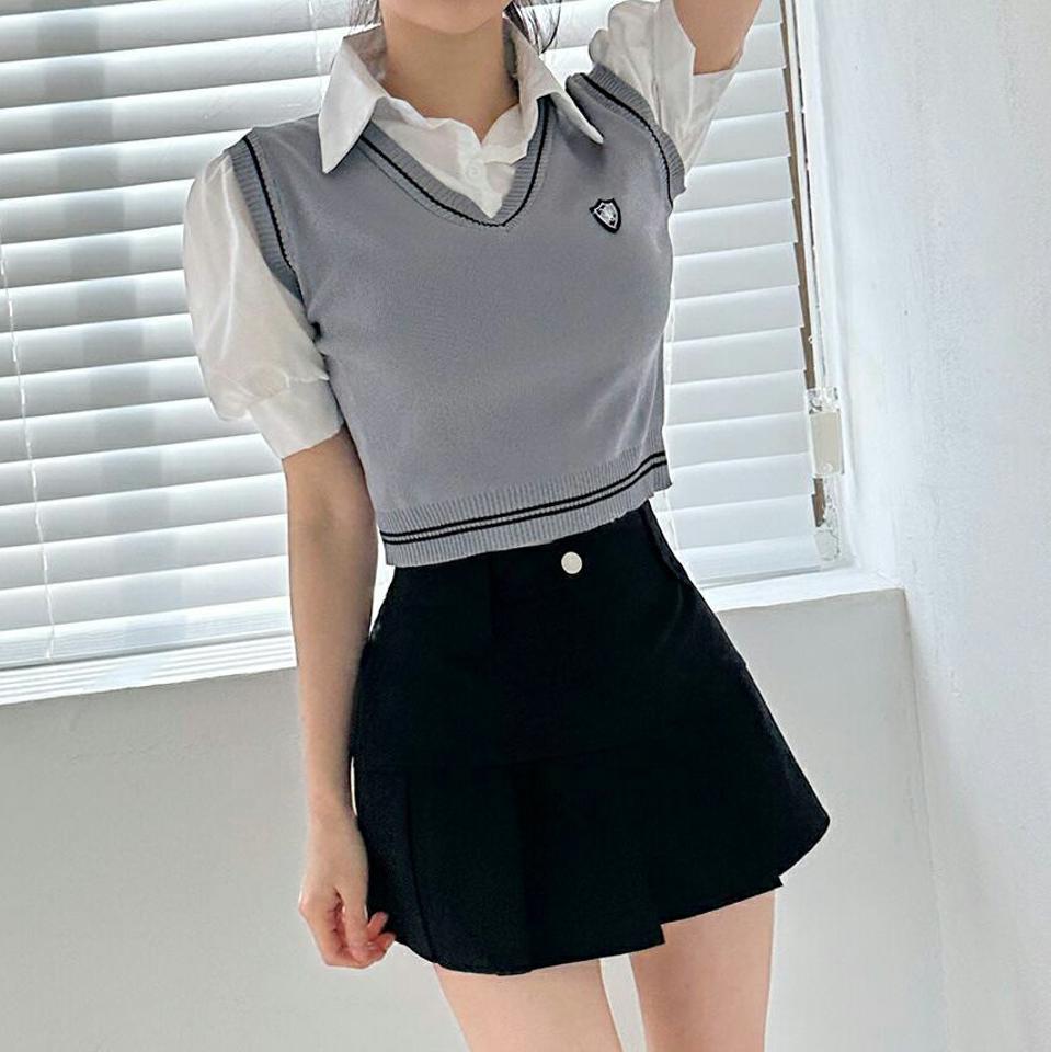 ブラウスレイヤード調ニットベスト・p005519 レディース 【tops】 韓国ファッション トップス ニット ベスト ブラウス レイヤード調 Vネック カラーネック 半袖 パフスリーブ クロップド 配色ライン 無地 キュート デイリー 春 夏 カジュアル MKT