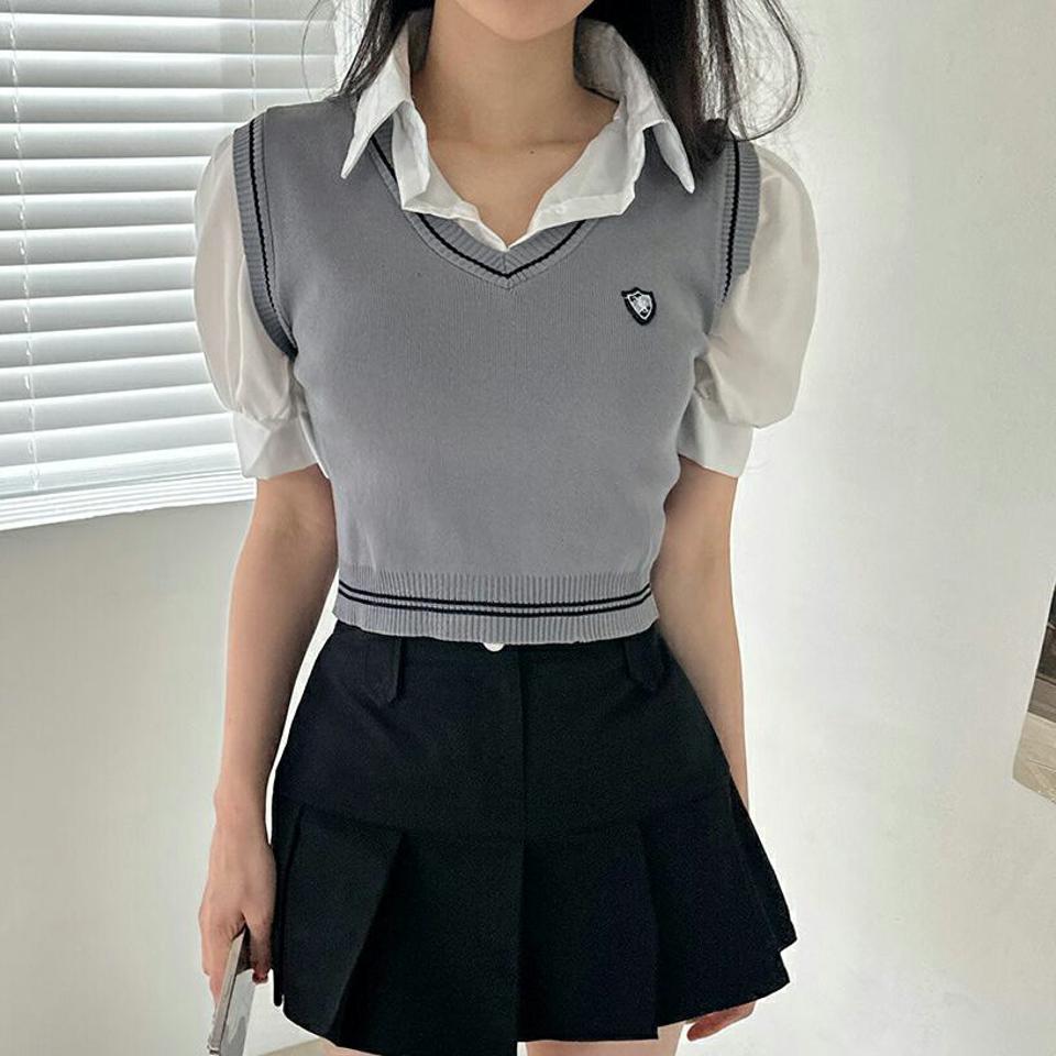 ブラウスレイヤード調ニットベスト・p005519 レディース 【tops】 韓国ファッション トップス ニット ベスト ブラウス レイヤード調 Vネック カラーネック 半袖 パフスリーブ クロップド 配色ライン 無地 キュート デイリー 春 夏 カジュアル MKT