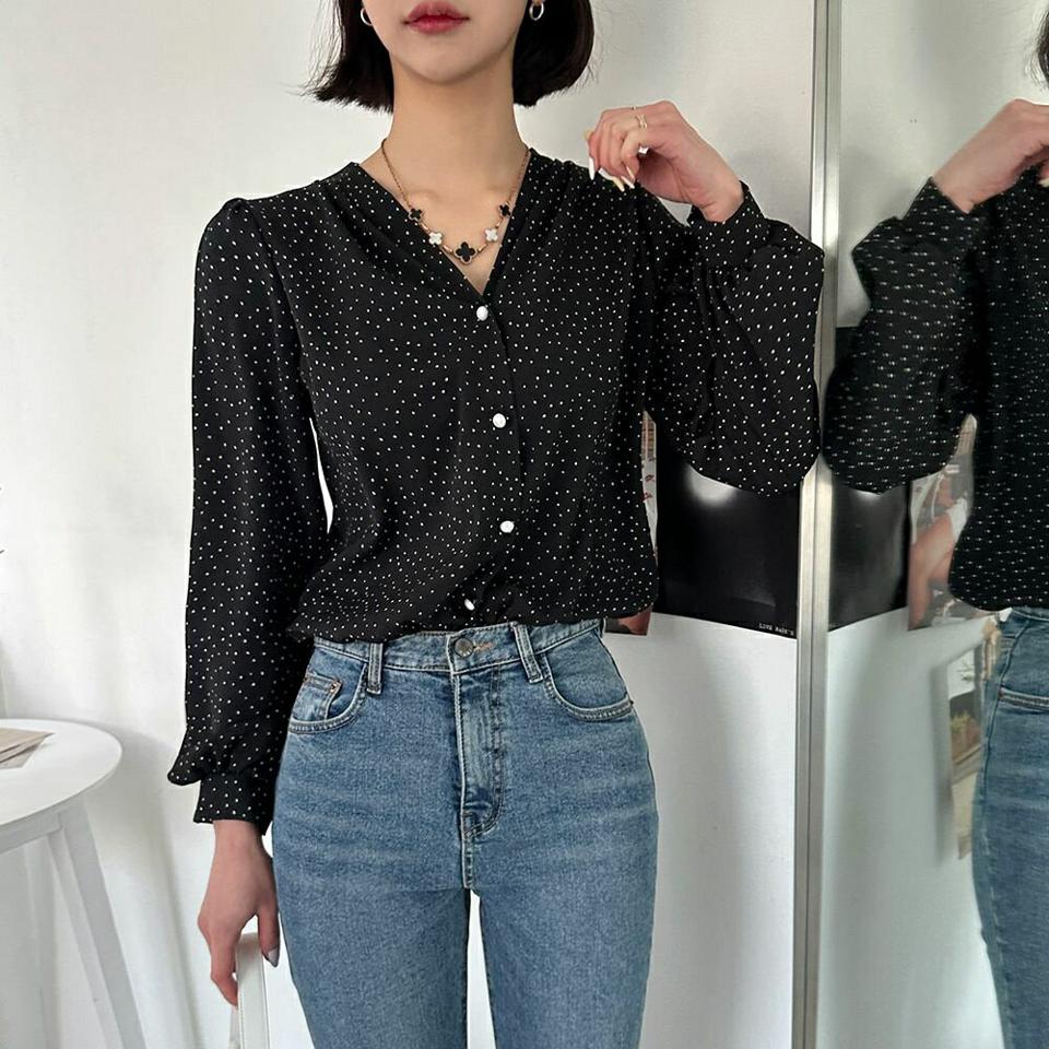 パール調ボタンドットブラウス・p005486 レディース 【bl】 韓国ファッション トップス ブラウス Vネック 長袖 パフスリーブ 股丈 パール調ボタン ドット柄が ナチュラルライン ガーリー フェミニン お出かけ 春 夏 カジュアル MKT