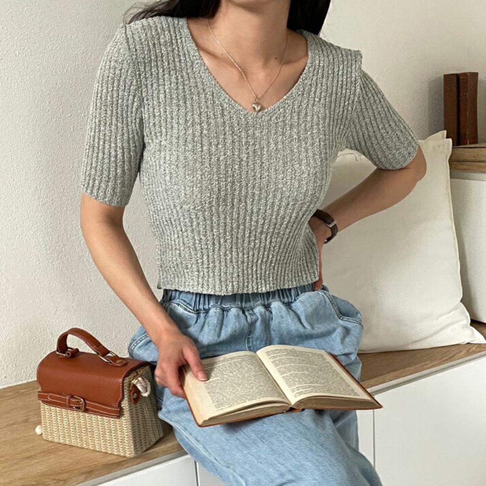 リブクロップド半袖ニット・p005897 レディース 【tops】 韓国ファッション トップス ニット Vネック 半袖 クロップド ショート丈 リブ スリムフィット タイト 細身 アクリル 無地 モノトーン シンプル デイリー 春 夏 カジュアル MKT