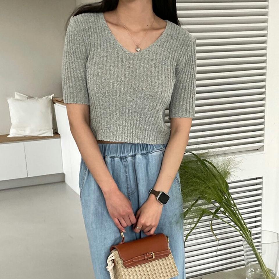 リブクロップド半袖ニット・p005897 レディース 【tops】 韓国ファッション トップス ニット Vネック 半袖 クロップド ショート丈 リブ スリムフィット タイト 細身 アクリル 無地 モノトーン シンプル デイリー 春 夏 カジュアル MKT