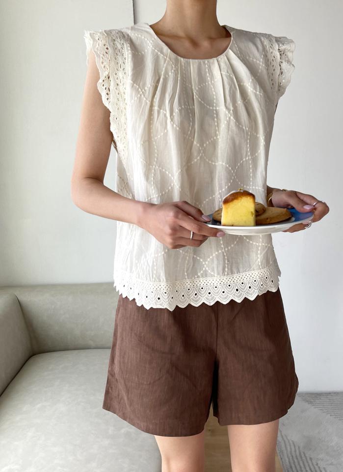 2TYPEレースフリルノースリーブ・t01234 レディース 【tops】 韓国ファッション トップス 2TYPE ラウンドネック ノースリーブ ショート丈 レース フリル ナチュラルライン パターン 刺? 無地 ガーリー 大人カジュアル 春 夏 カジュアル