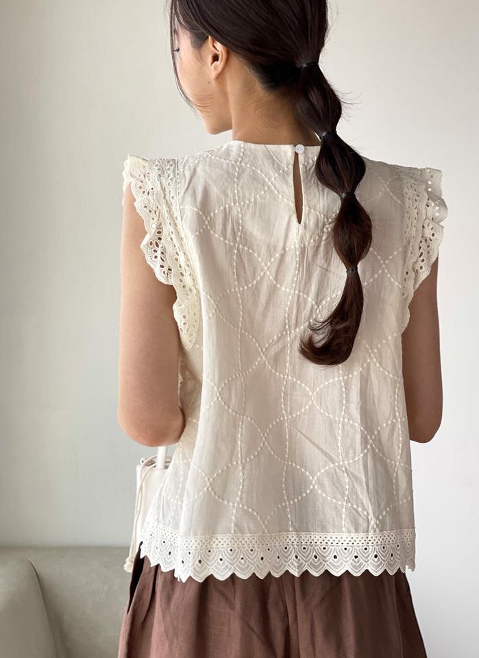 2TYPEレースフリルノースリーブ・t01234 レディース 【tops】 韓国ファッション トップス 2TYPE ラウンドネック ノースリーブ ショート丈 レース フリル ナチュラルライン パターン 刺? 無地 ガーリー 大人カジュアル 春 夏 カジュアル