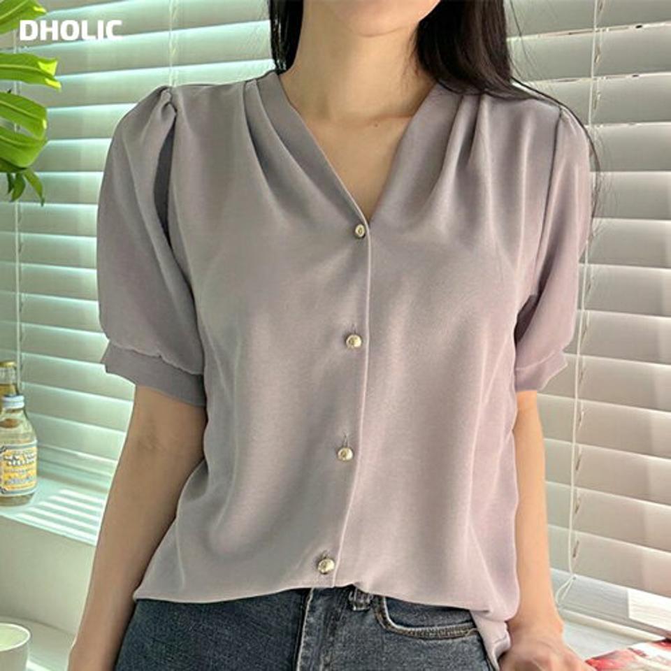ゴールドボタンパフブラウス・p005842 レディース 【bl】 韓国ファッション トップス ブラウス Vネック 半袖 パフスリーブ 股丈 ショート丈 ゴールドボタン ナチュラルライン 無地 オフィスカジュアル モード 春 夏 カジュアル MKT