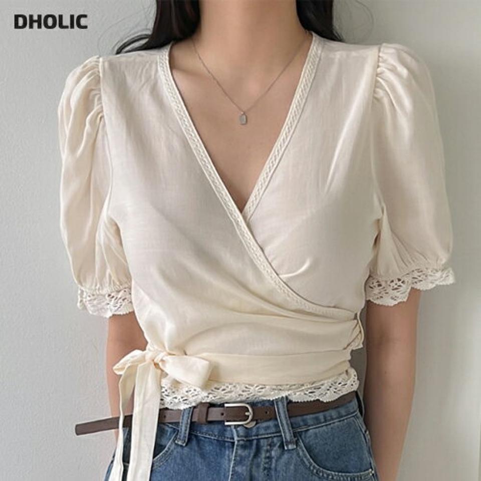 ラップリボンレースヘムブラウス・p005851 レディース 【bl】 韓国ファッション トップス ブラウス Vネック ラップ カシュクール 半袖 パフスリーブ クロップド リボン レースヘム コットン 綿100 無地 ガーリー お出かけ 春 夏 カジュアル MKT
