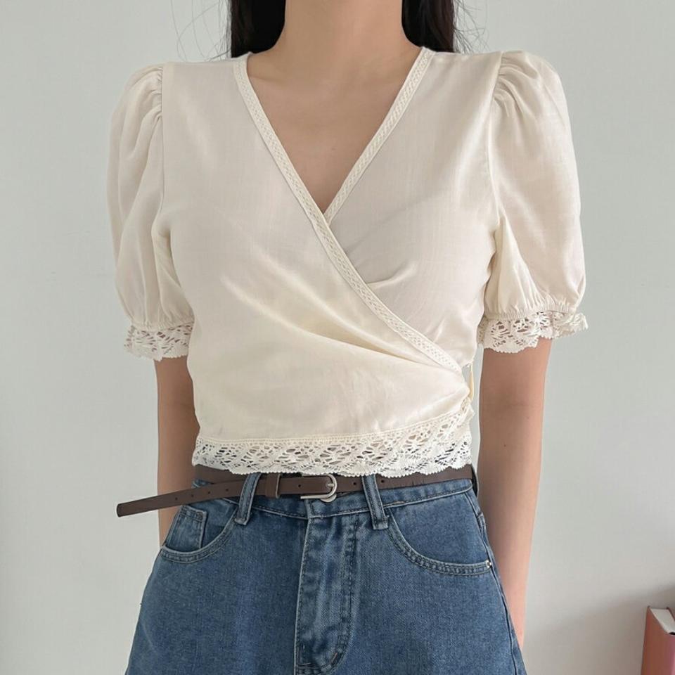 ラップリボンレースヘムブラウス・p005851 レディース 【bl】 韓国ファッション トップス ブラウス Vネック ラップ カシュクール 半袖 パフスリーブ クロップド リボン レースヘム コットン 綿100 無地 ガーリー お出かけ 春 夏 カジュアル MKT