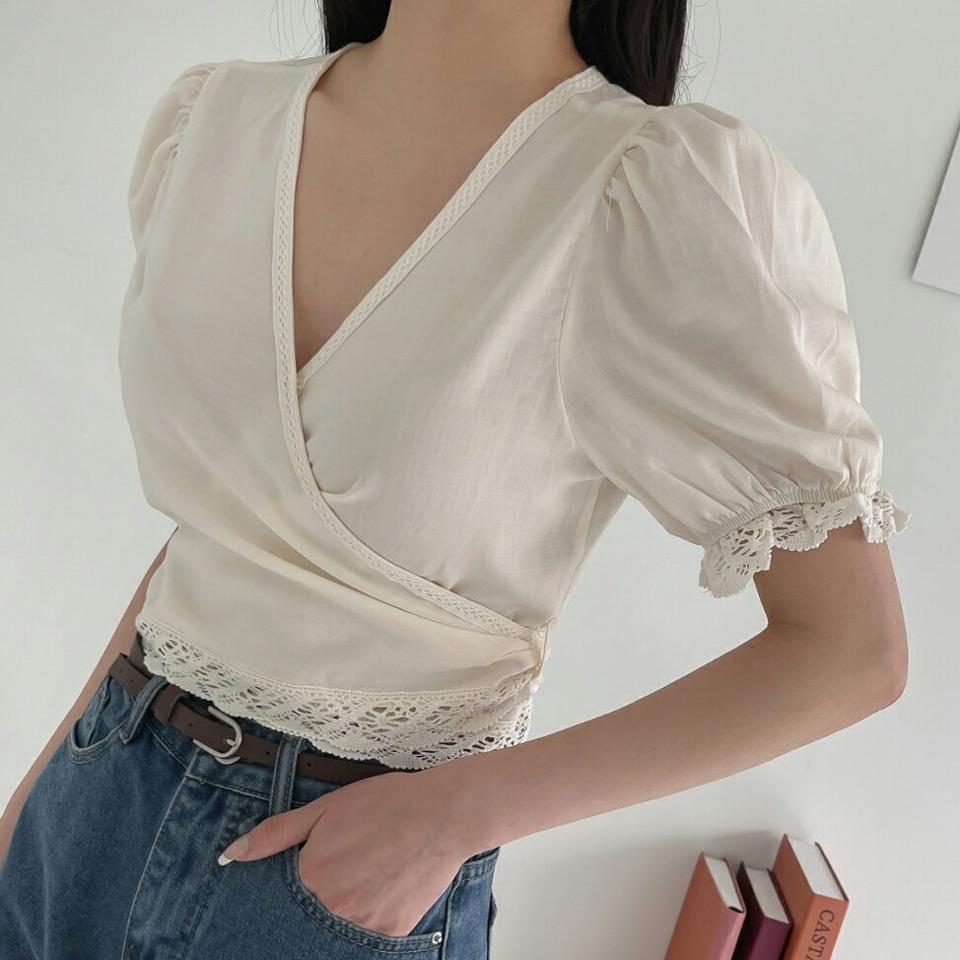 ラップリボンレースヘムブラウス・p005851 レディース 【bl】 韓国ファッション トップス ブラウス Vネック ラップ カシュクール 半袖 パフスリーブ クロップド リボン レースヘム コットン 綿100 無地 ガーリー お出かけ 春 夏 カジュアル MKT