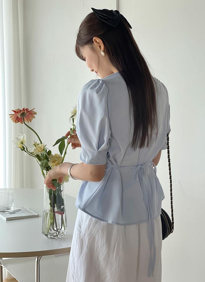 リボンパフタックブラウス・t01294 レディース 【bl】 韓国ファッション トップス ブラウス ラウンドネック 半袖 パフスリーブ ショート丈 タック リボン ストラップ 無地 オフィスカジュアル フェミニン 春 夏 カジュアル