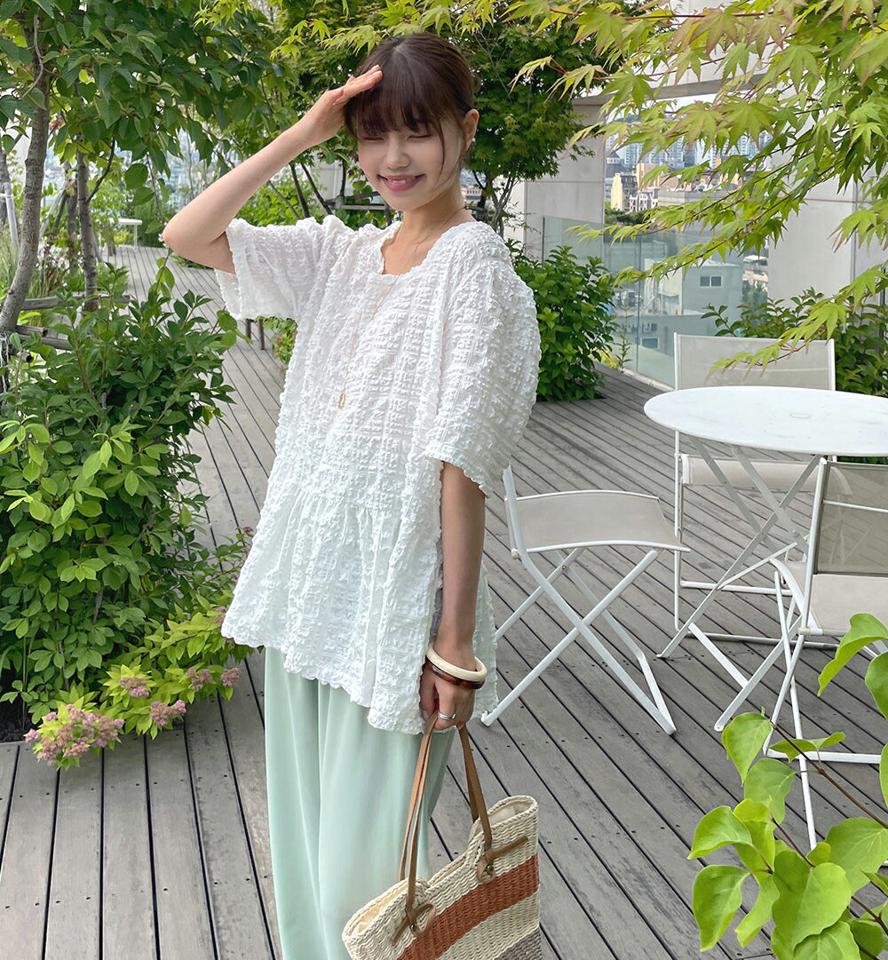 【4DAY限定SALE】エンボスペプラムブラウス・b01295 レディース 【bl】 韓国ファッション トップス ブラウス ラウンドネック 半袖 股丈 ペプラム エンボス テクスチャー フレアヘム ボリューム ゆったり ルーズ 無地 キュート デイリー 春 夏 カジュアル