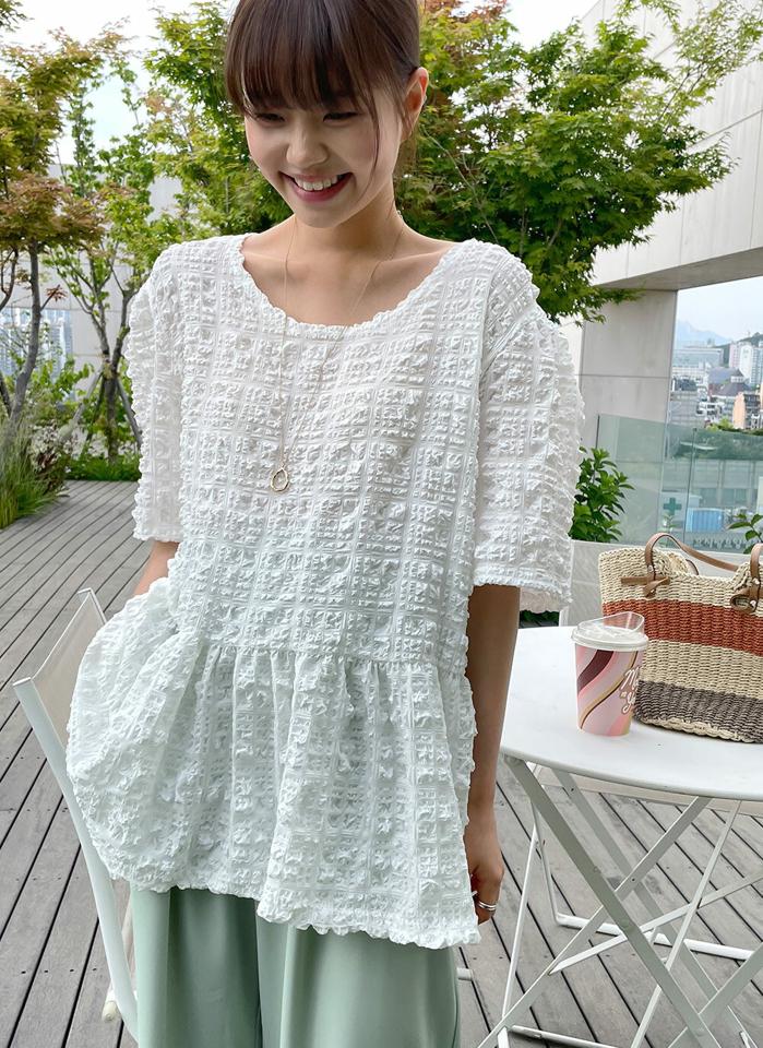 【4DAY限定SALE】エンボスペプラムブラウス・b01295 レディース 【bl】 韓国ファッション トップス ブラウス ラウンドネック 半袖 股丈 ペプラム エンボス テクスチャー フレアヘム ボリューム ゆったり ルーズ 無地 キュート デイリー 春 夏 カジュアル