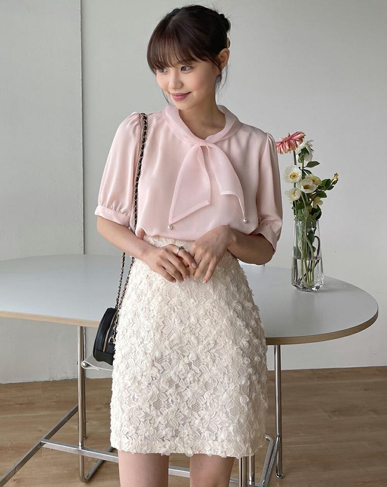 【4DAY限定SALE】フェイクパールリボンネックブラウス・b01296 レディース 【bl】 韓国ファッション トップス ブラウス リボンネック 半袖 パフスリーブ ショート丈 フェイクパール ナチュラルライン シアー 無地 オフィスカジュアル フェミニン 春 夏 カジュアル