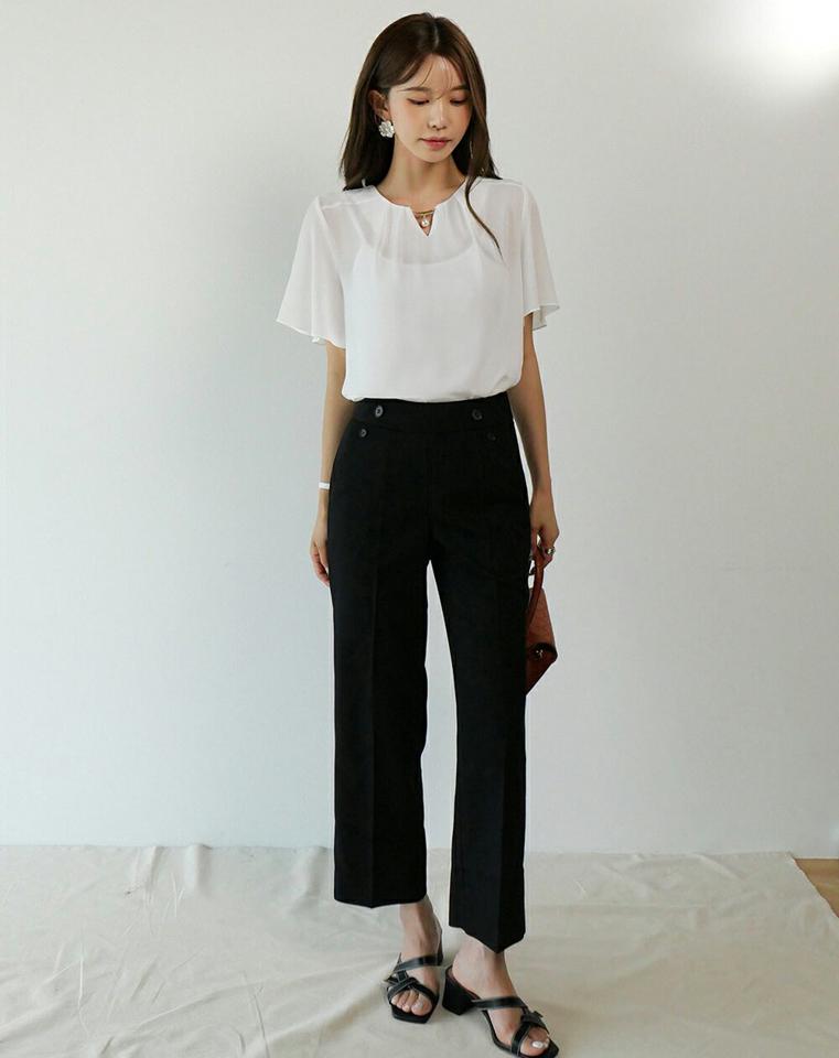 フェイクパールスリットネックブラウス・t01034 レディース 【bl】 韓国ファッション トップス ブラウス スリットネック フェイクパール 半袖 フレアスリーブ シアー 薄手 透け感 無地 オフィスカジュアル モード 上品 春 夏 カジュアル