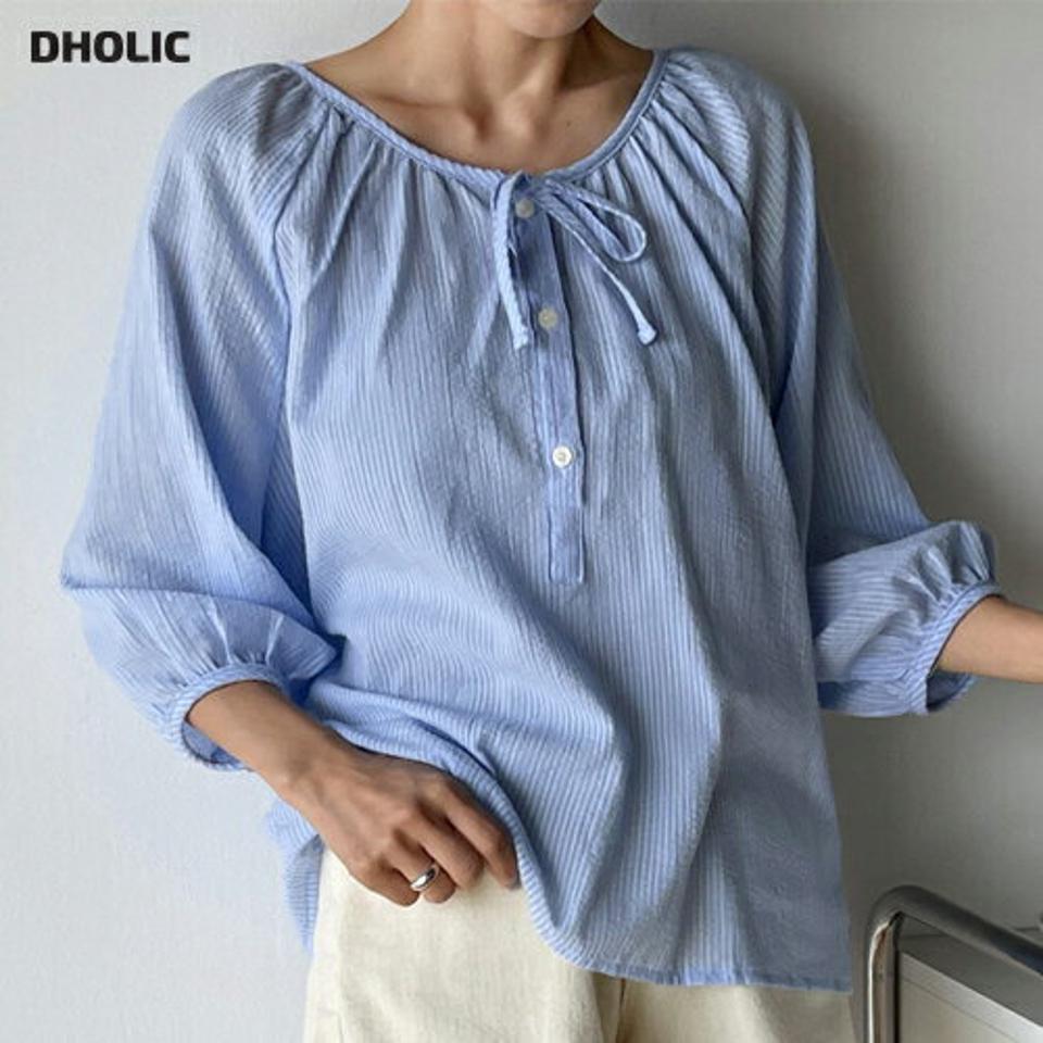 【4DAY限定SALE】ギャザーリボンシアサッカーブラウス・t01002 レディース 【bl】 韓国ファッション トップス ブラウス ラウンドネック リボン 半袖 7分袖 ハーフボタン ギャザー ストライプ シアサッカー ボリューム ガーリー デイリー 春 夏