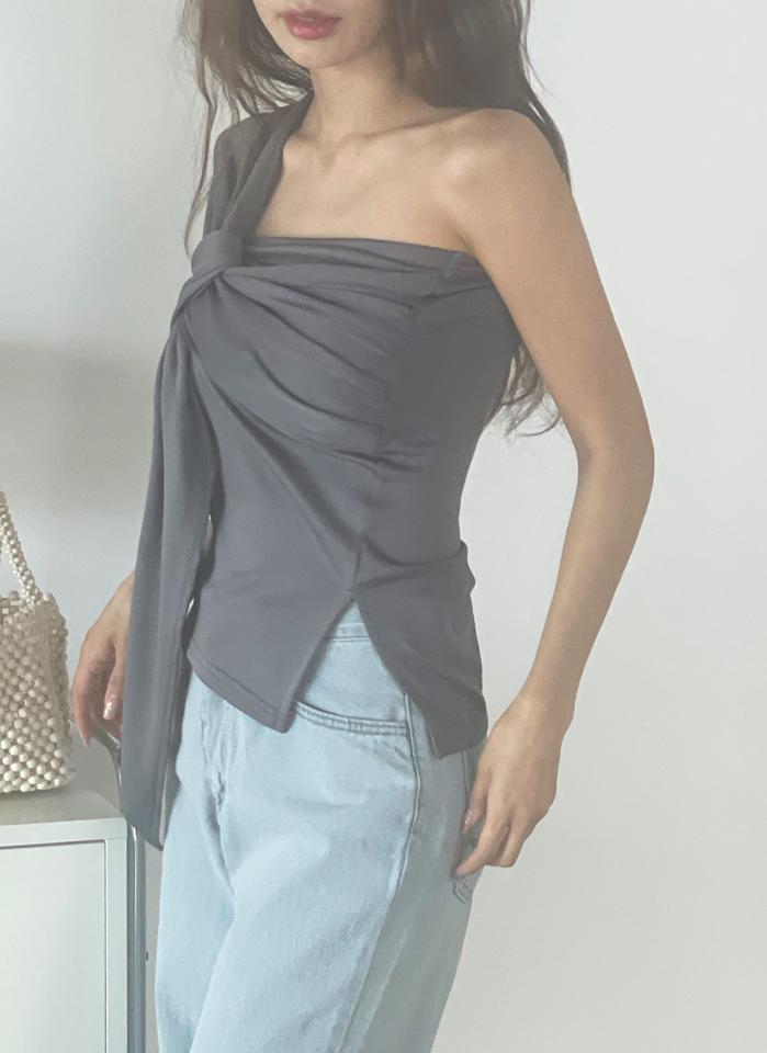 ツイストワンショルダーノースリーブ・t72582 レディース 【tops】 韓国ファッション トップス スクエアネック ワンショルダー ノースリーブ ツイスト ストラップ サイドスリット ドレープ ボリューム 細身 無地 ユニーク セクシー 大人 春 夏