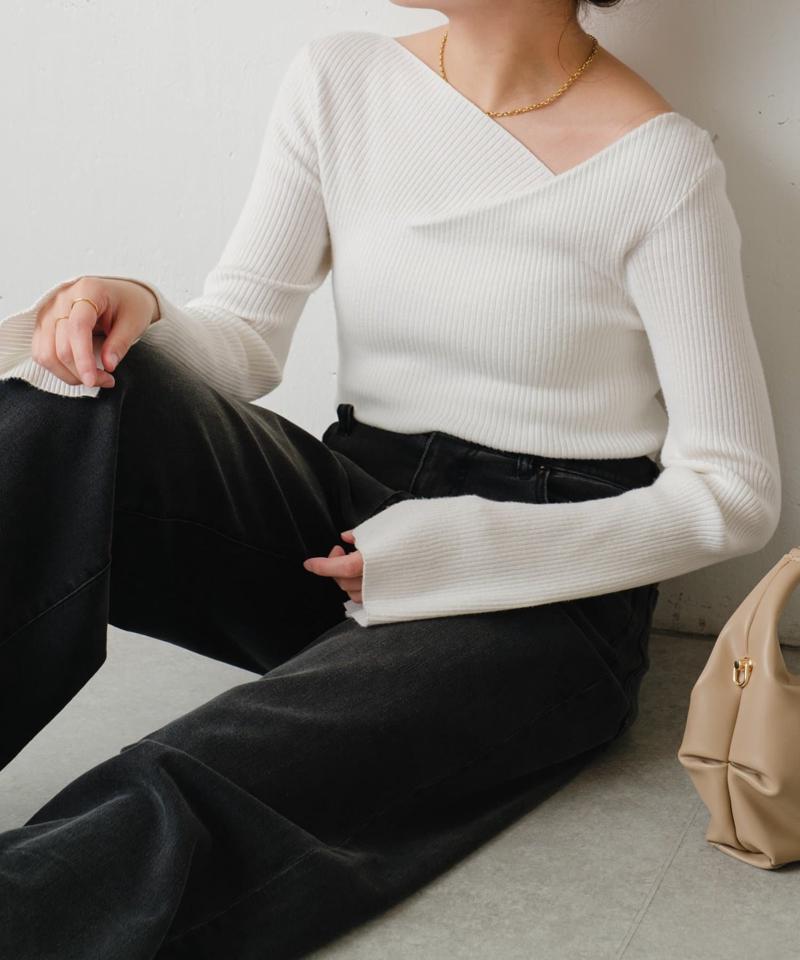 《1月13日13:00まで TIME SALE開催中》デザインネックリブニット