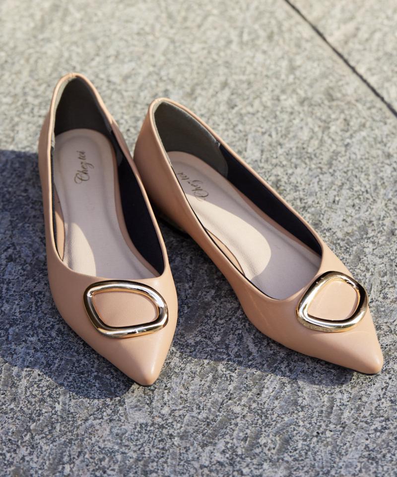 ゴールドバックルフラットパンプス