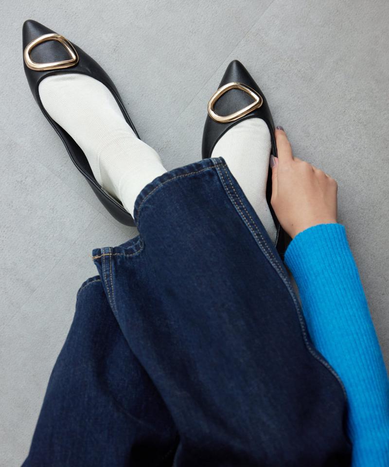 ゴールドバックルフラットパンプス