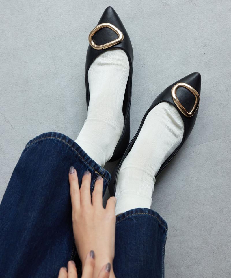 ゴールドバックルフラットパンプス