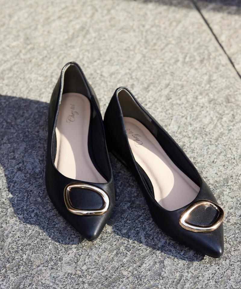 ゴールドバックルフラットパンプス