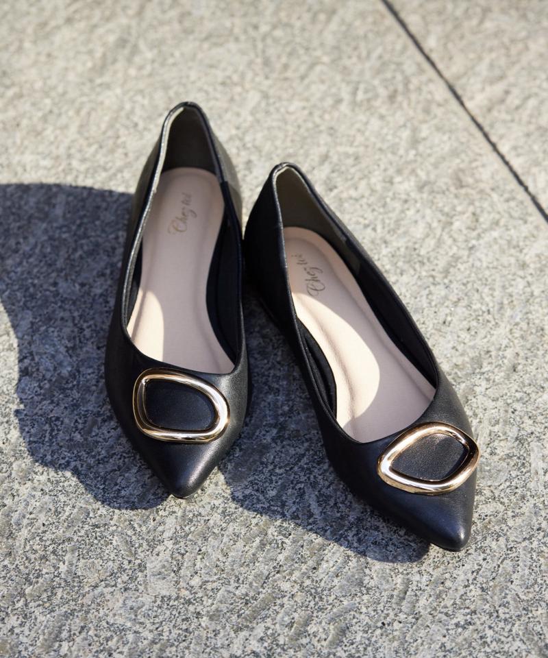 ゴールドバックルフラットパンプス